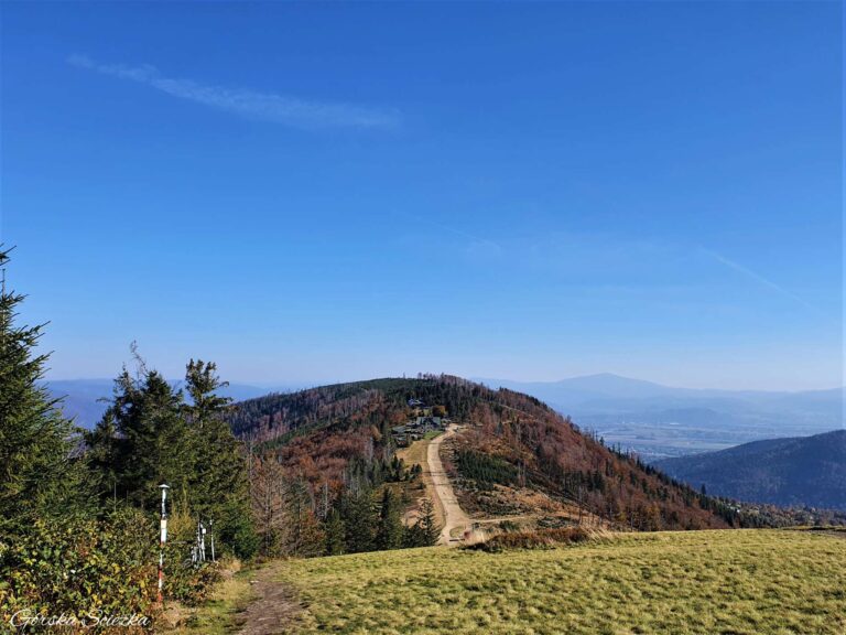 Klimczok i Szyndzielnia: Panorama z Klimczoka, w dole Schronisko PTTK Klimczok