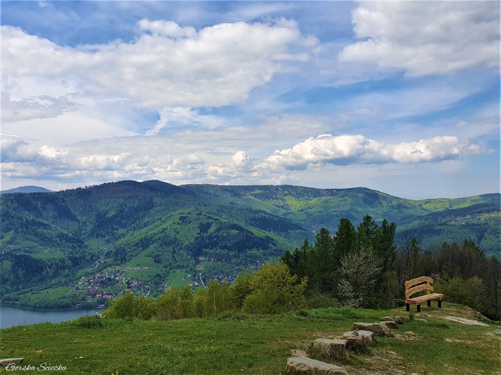 Widok z Góry Żar, w tle gigantyczna ławka