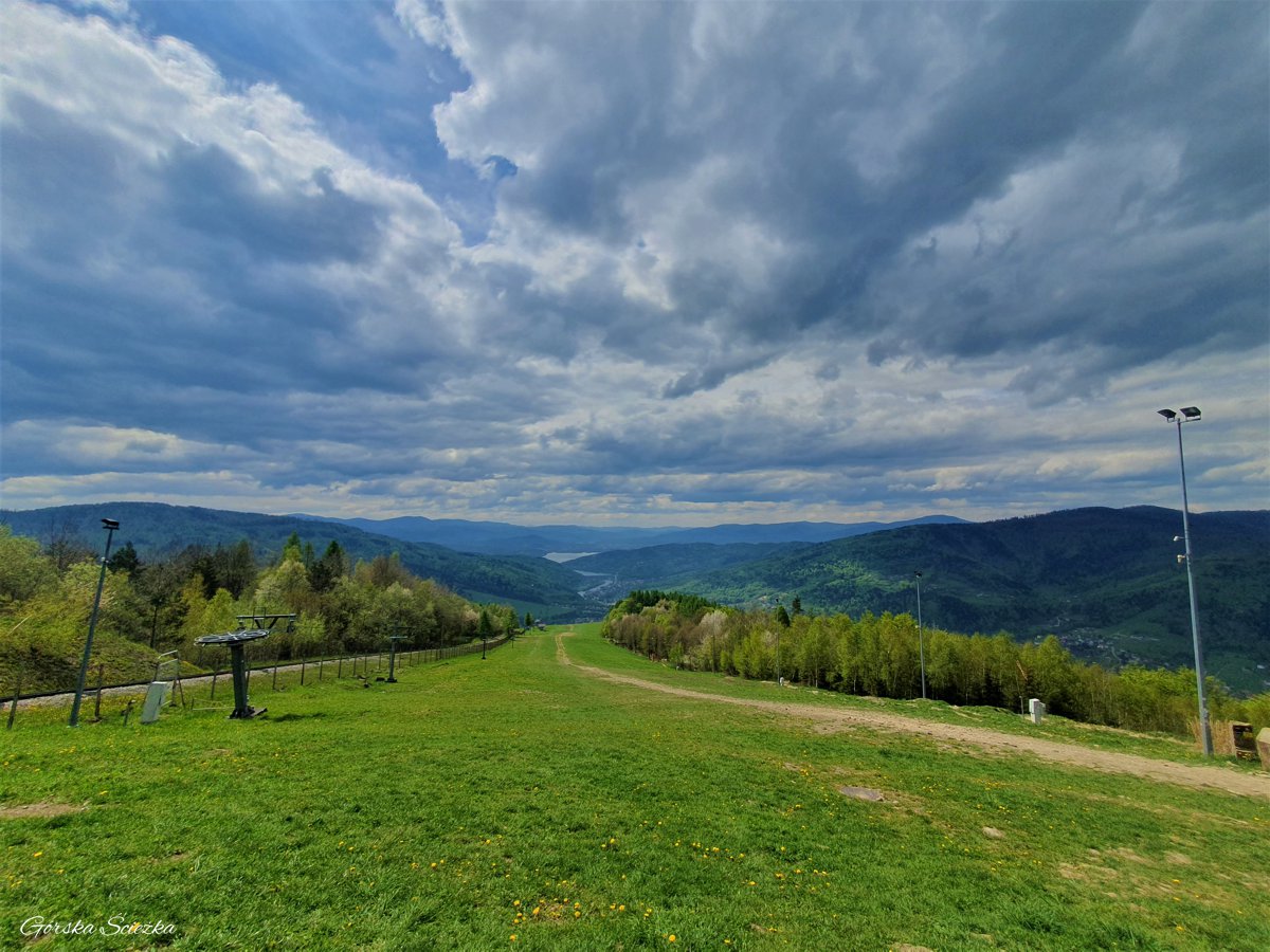 Widok z Góry Żar na Kotlinę Żywiecką i Jezioro Żywieckie