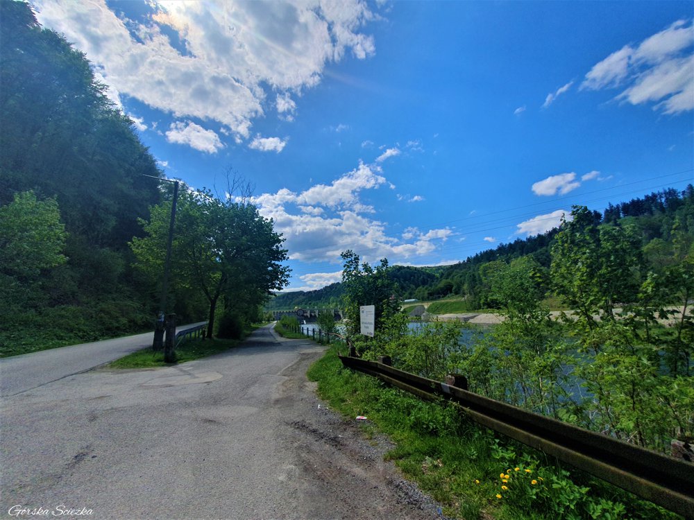 Hrobacza Łąka: Parking przy Zaporze Porąbka