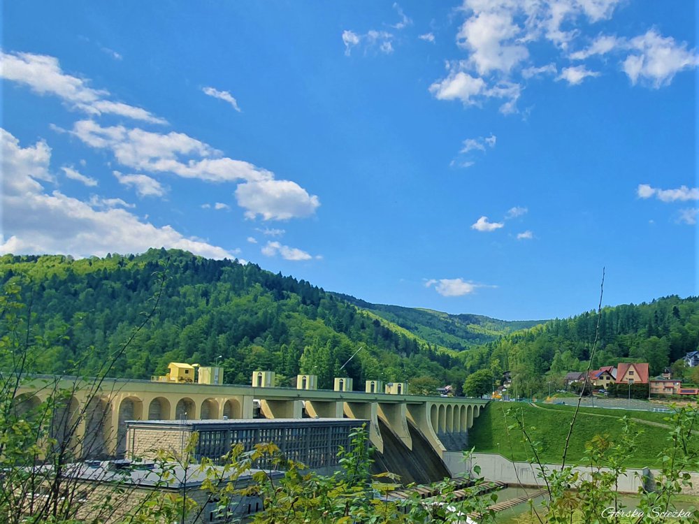 Hrobacza Łąka: Zapora Porąbka widoczna z okolic parkingu