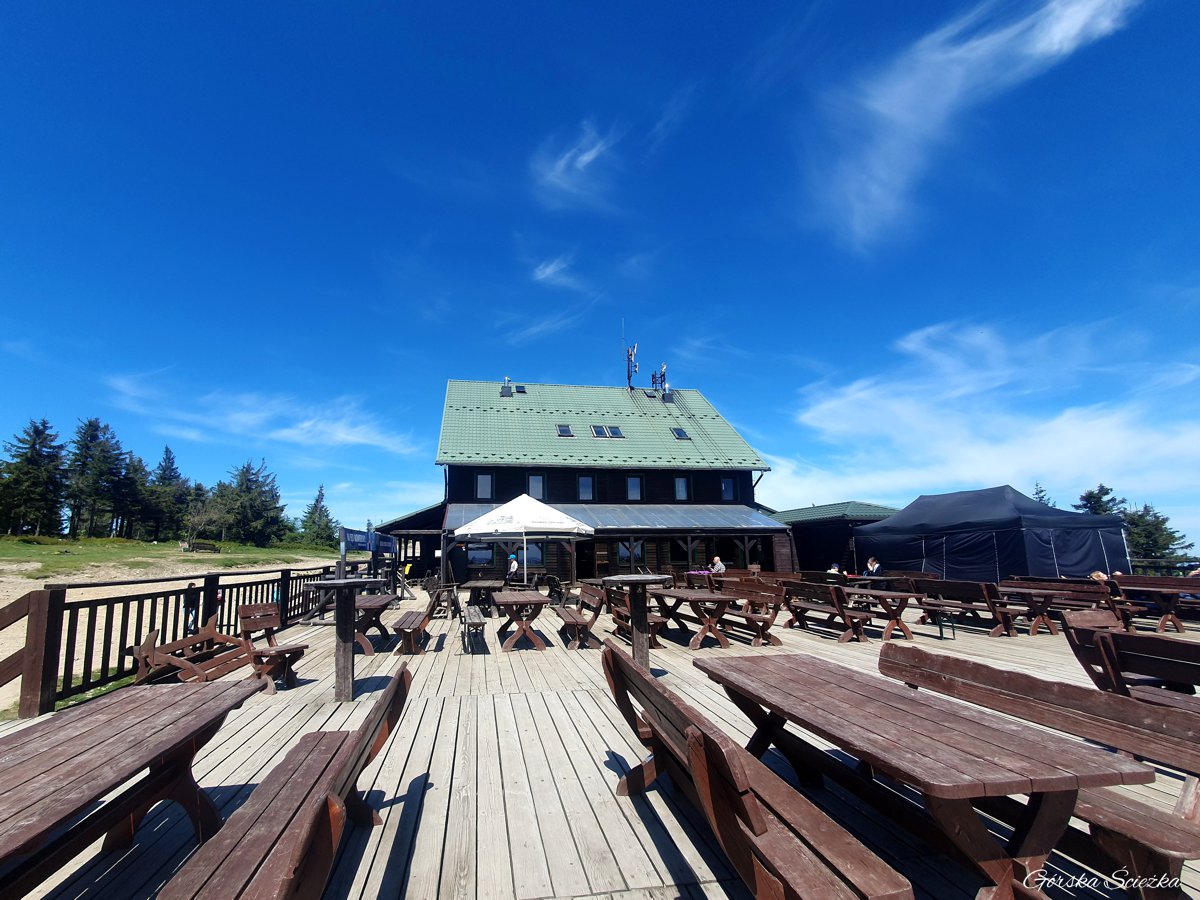 Schronisko PTTK Skrzyczne Taras przed Schroniskiem PTTK Skrzyczne