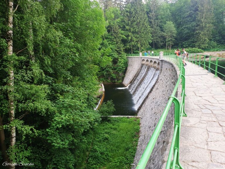 Zapora na Łomnicy w Karpaczu: Deptak spacerowy na zaporze