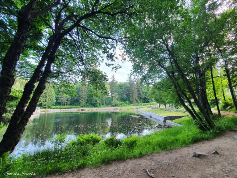 Zapora na Łomnicy w Karpaczu: Wzdłuż zbiornika Łomnica