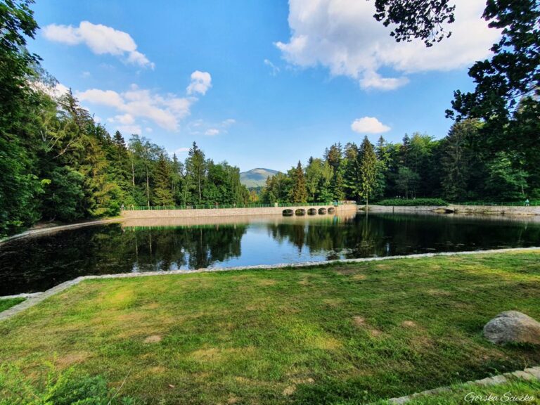 Zapora na Łomnicy w Karpaczu: Widok na zbiornik Łomnica i zaporę