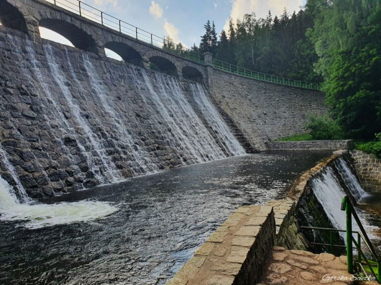 Zapora na Łomnicy w Karpaczu: Widok na zaporę z dołu