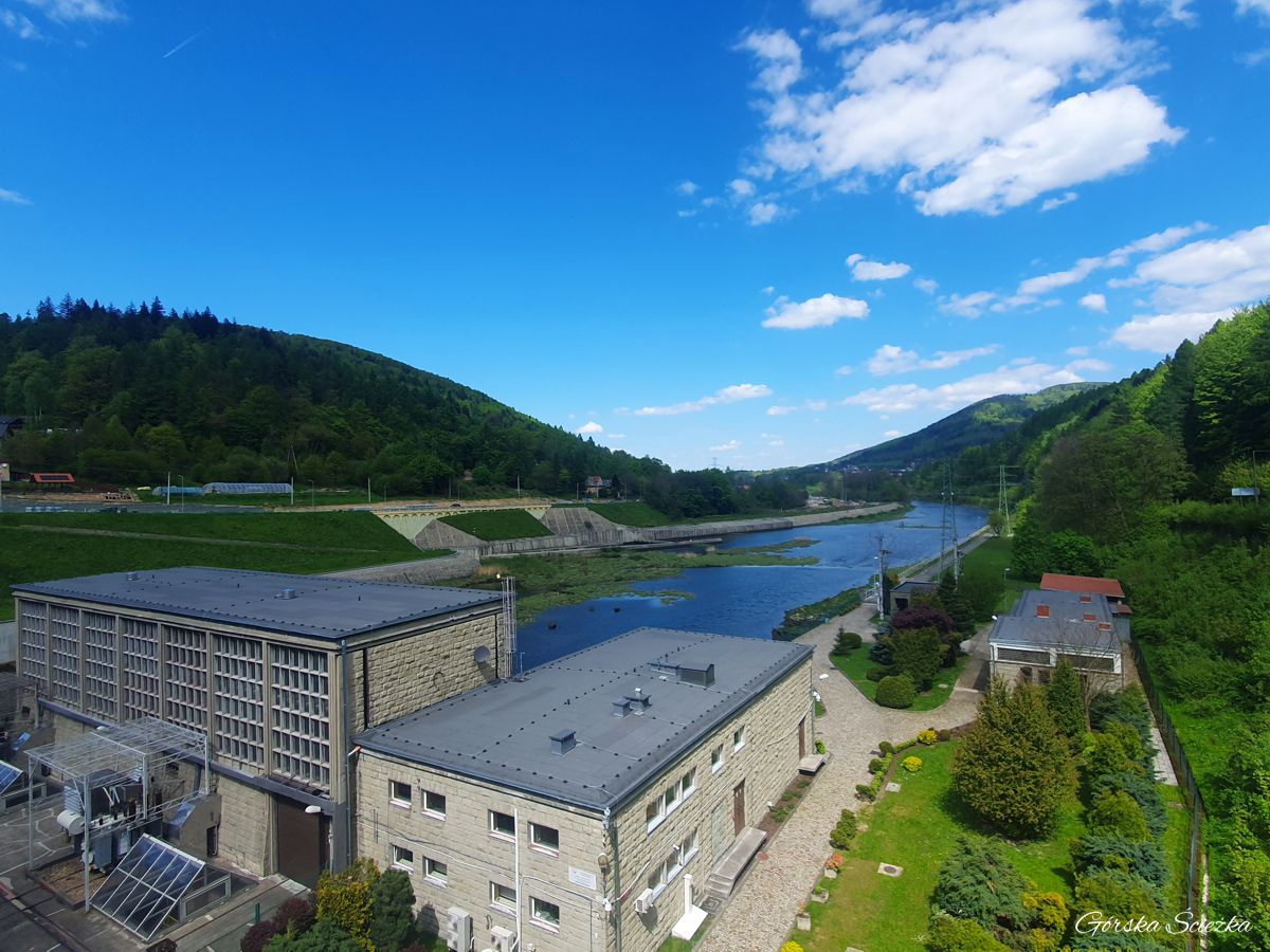 Zapora Porąbka: Elektrownia wodna widoczna z tamy