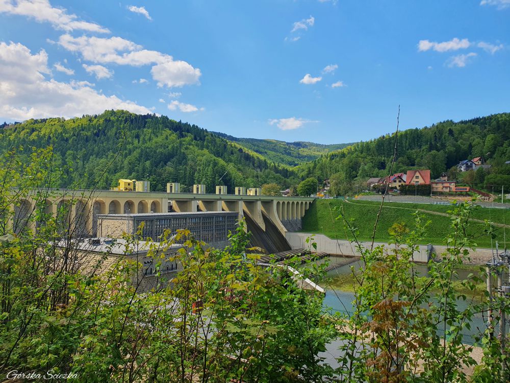 Zapora Porąbka: Widok na Zaporę od strony parkingu