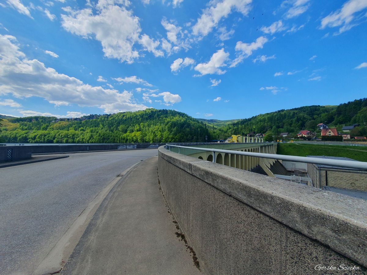 Zapora Porąbka: Droga poprowadzona przez Zaporę Porąbka