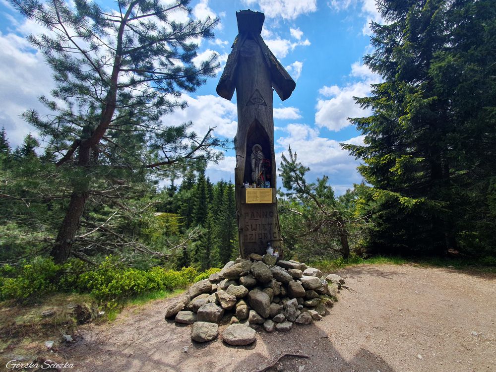 Chatka Górzystów: Kapliczka Matki Boskiej Izerskiej przy rozejściu szlaków