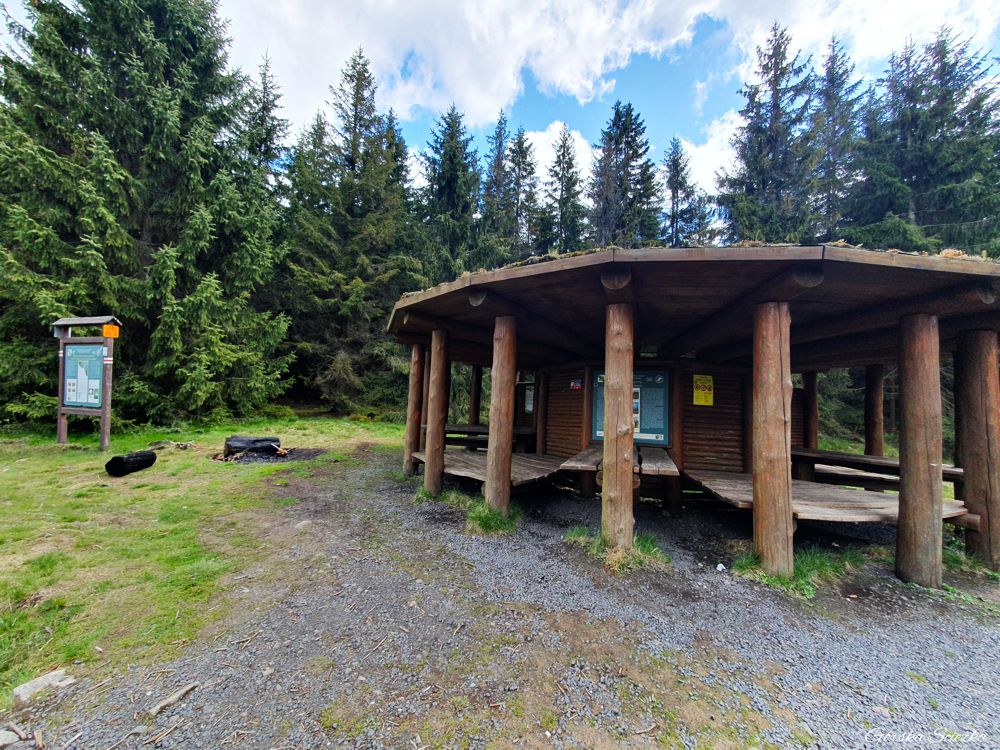 Chatka Górzystów: Wiata turystyczna na szlaku czerwonym