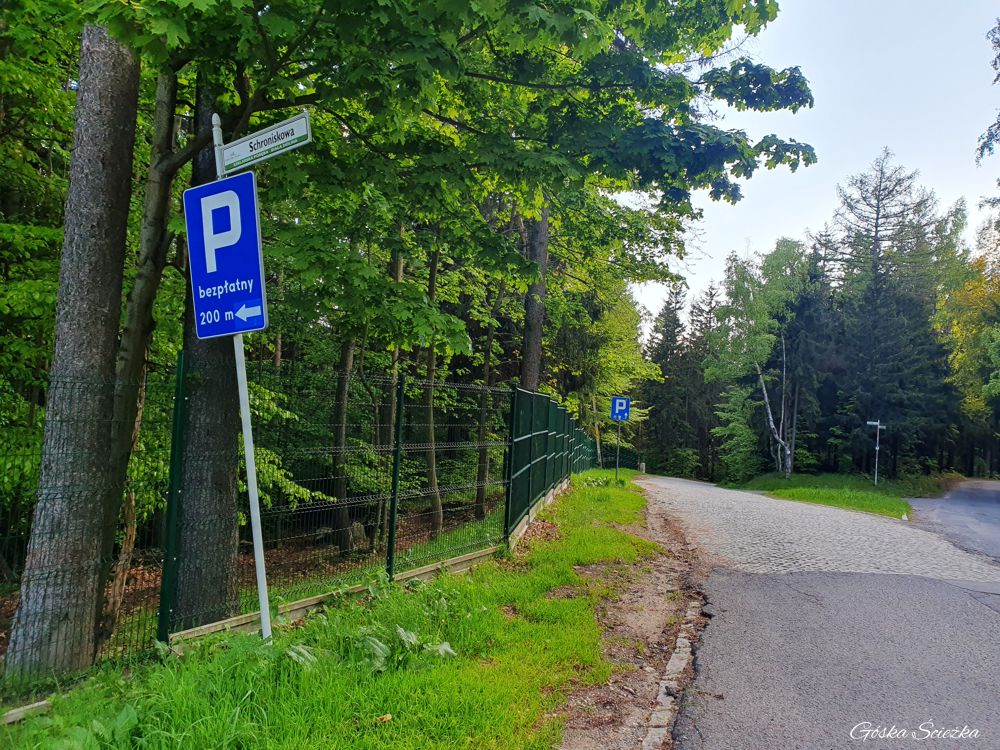 Wysoki Kamień: Znak informujący o parkingu w pobliżu