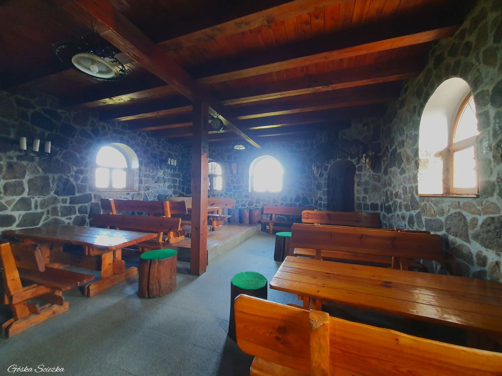 Wnętrze Schroniska na Wysokim Kamieniu