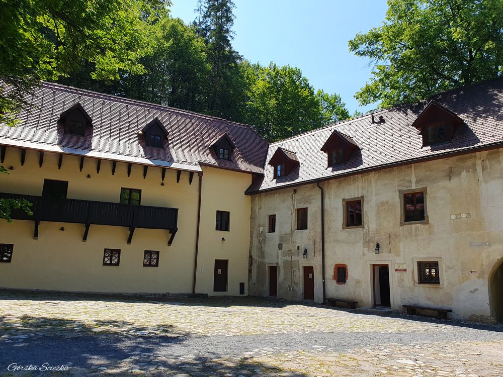 Czerwony Klasztor: Widok na wejście do Klasztoru