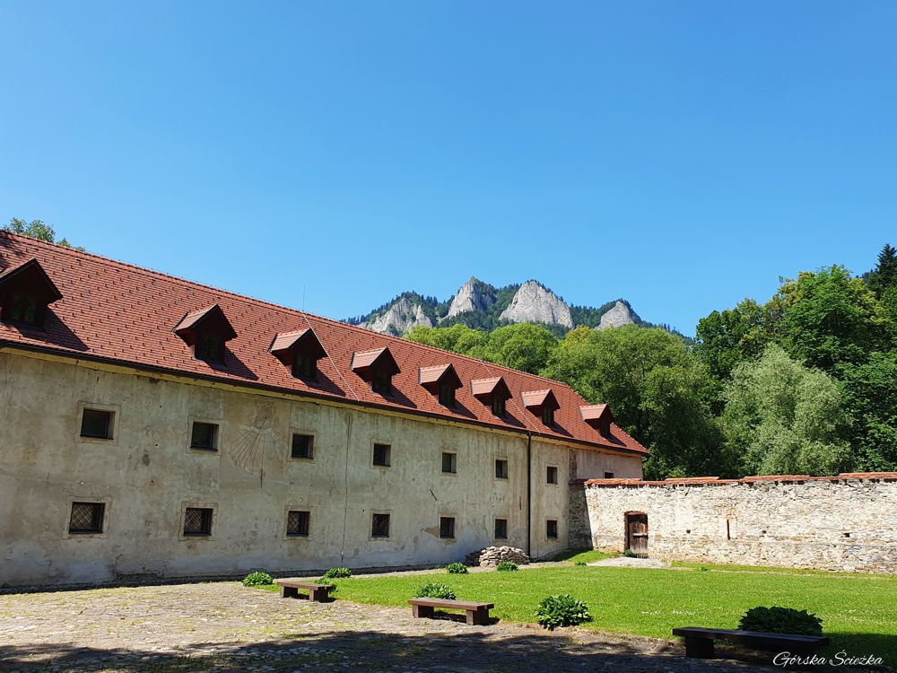 Czerwony Klasztor: Panorama na 3 Korony z I Dziedzińca