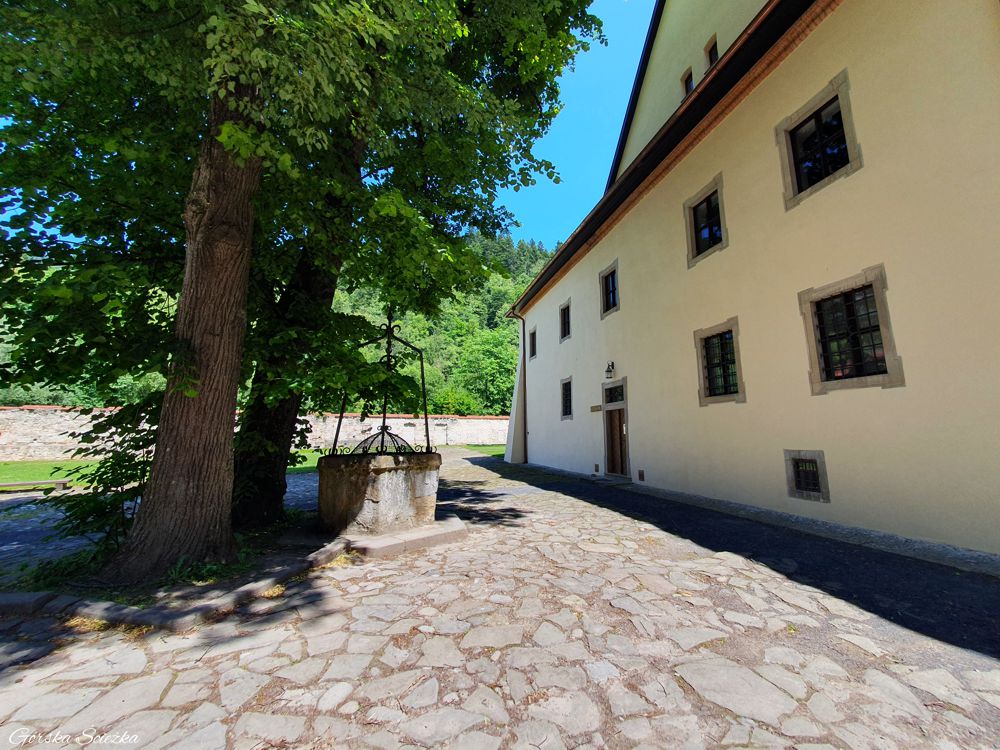 Czerwony Klasztor: Studnia na I Dziedzińcu