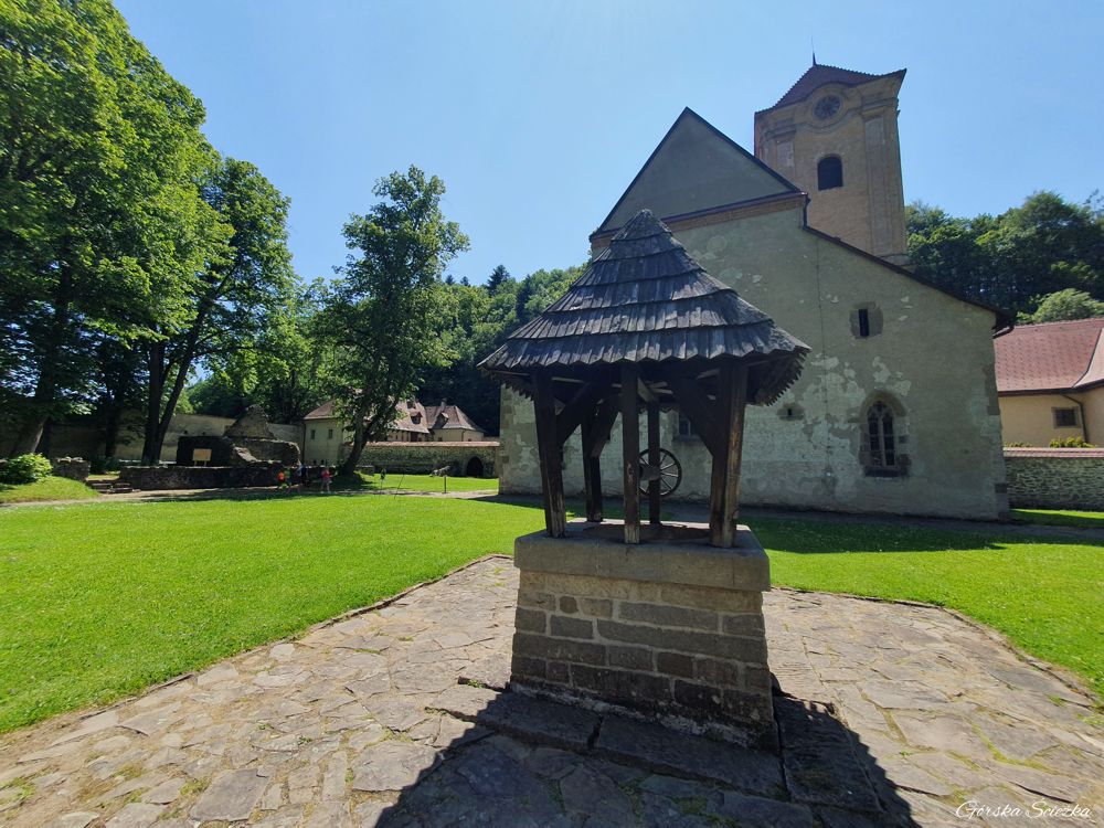 Czerwony Klasztor: Studnia na Głównym Dziedzińcu