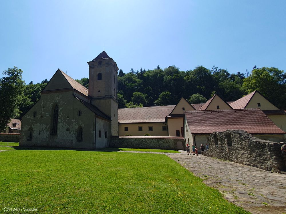 Czerwony Klasztor: Główny dziedziniec, widok na wieżę