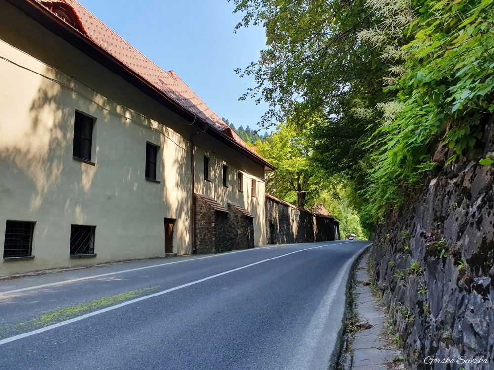 Uliczka prowadząca z parkingu do Klasztoru