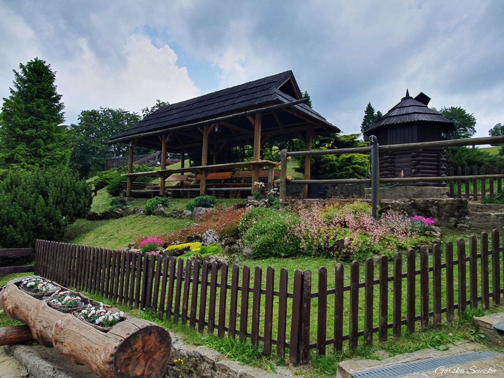 Durbaszka i Schronisko pod Durbaszką: Drewniane wiaty obok schroniska