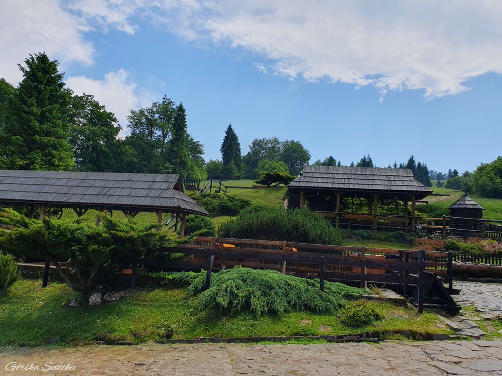 Durbaszka i Schronisko pod Durbaszką: Drewniane wiaty obok schroniska