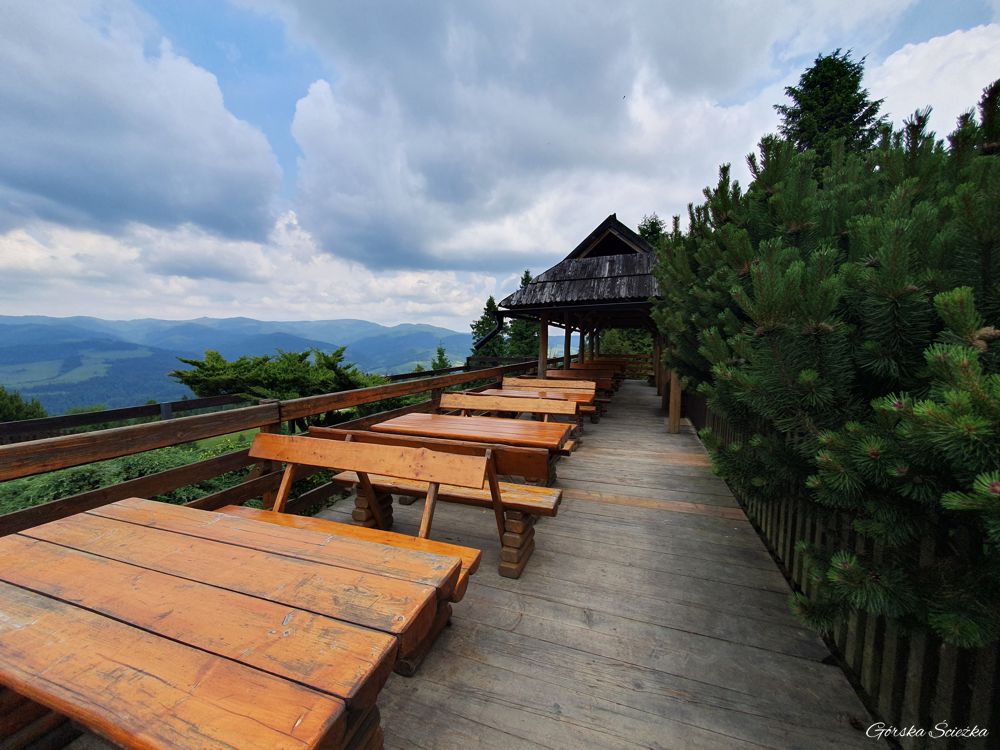 Durbaszka i Schronisko pod Durbaszką: Obok drewnianej wiaty