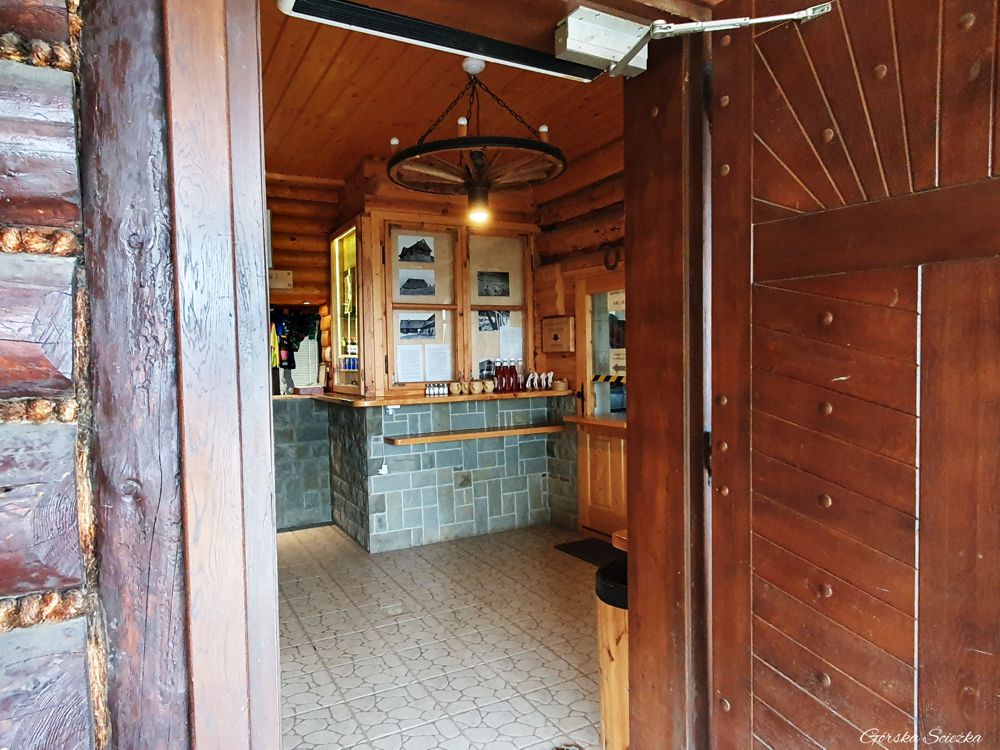 Durbaszka i Schronisko pod Durbaszką: Wejście do Schroniska pod Durbaszką