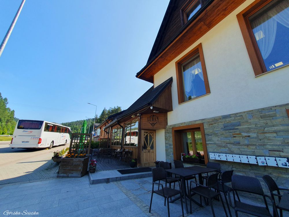 Część gastronomiczno-hotelowa przy parkingu