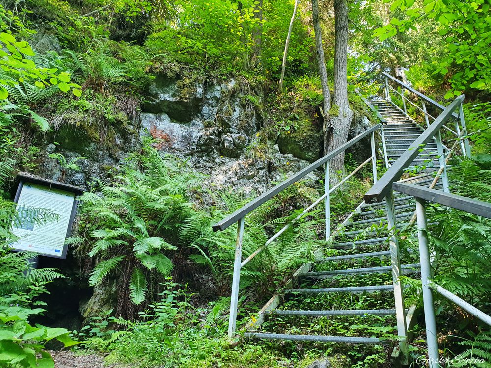 Góra Wdżar: Schody wyprowadzające od ołtarza papieskiego