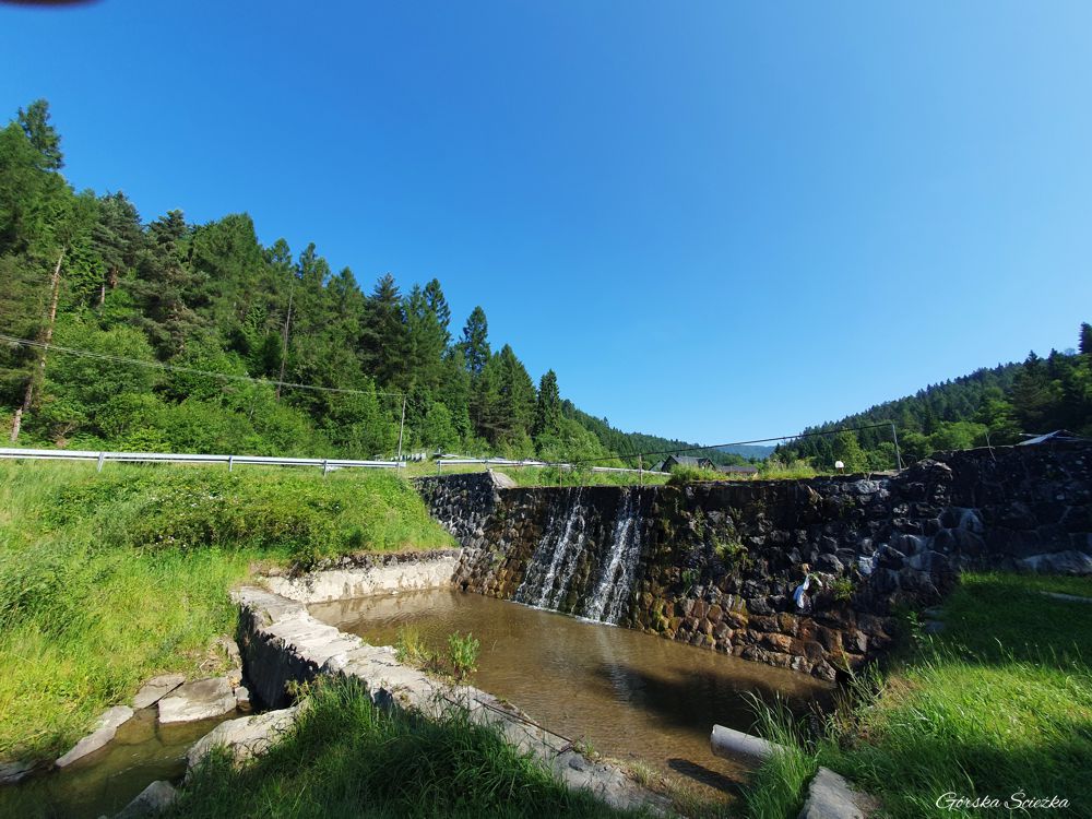 Góra Wdżar: Wodospad przy parkingu