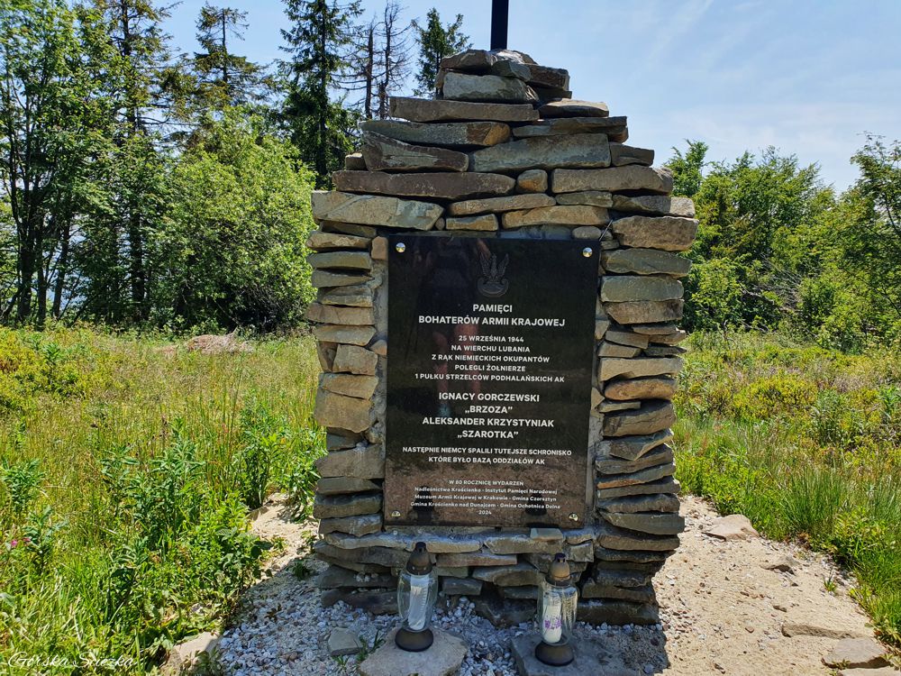 Lubań szczyt: Pomnik pamięci obok rozwidlenia szlaków
