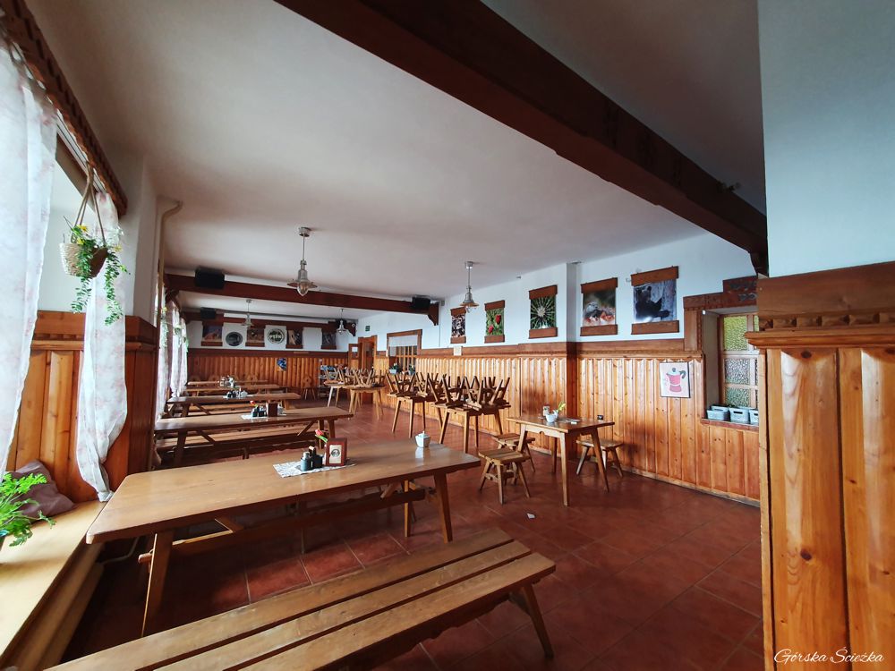 Przehyba: Sala jadalniana w Schronisku PTTK na Przehybie