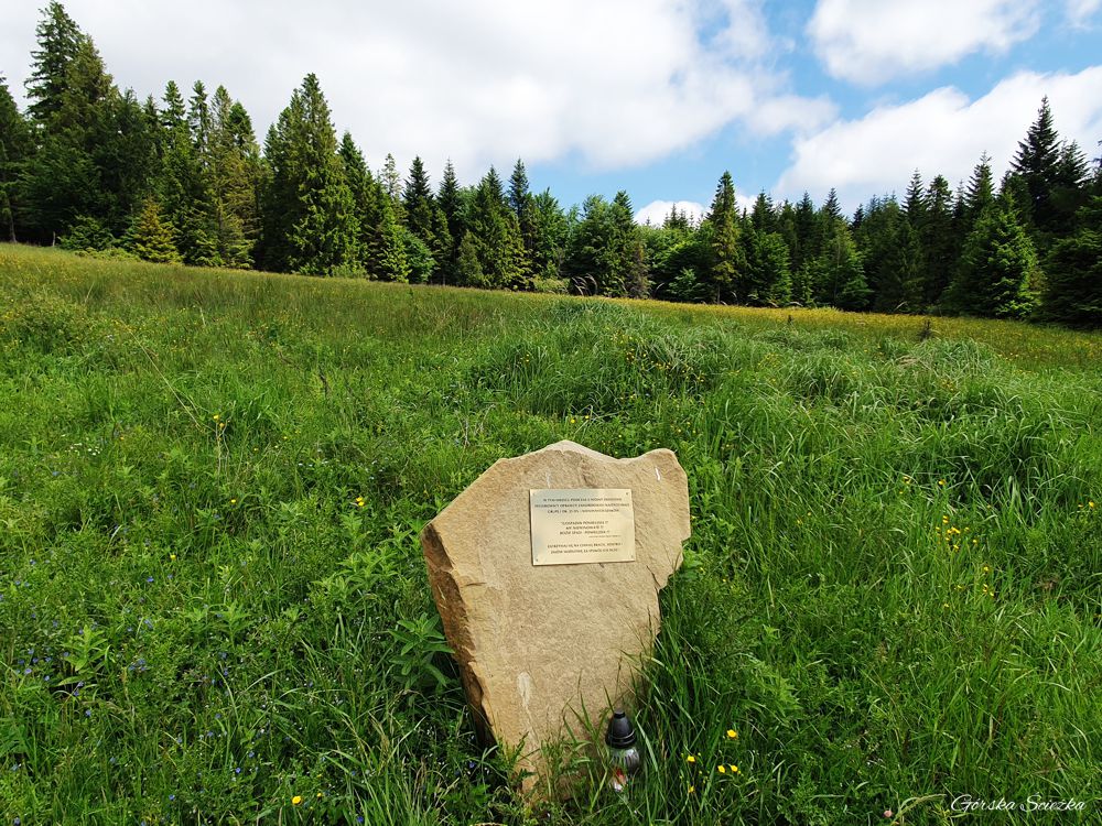 Tablica pamiątkowa na szlaku czerwonym