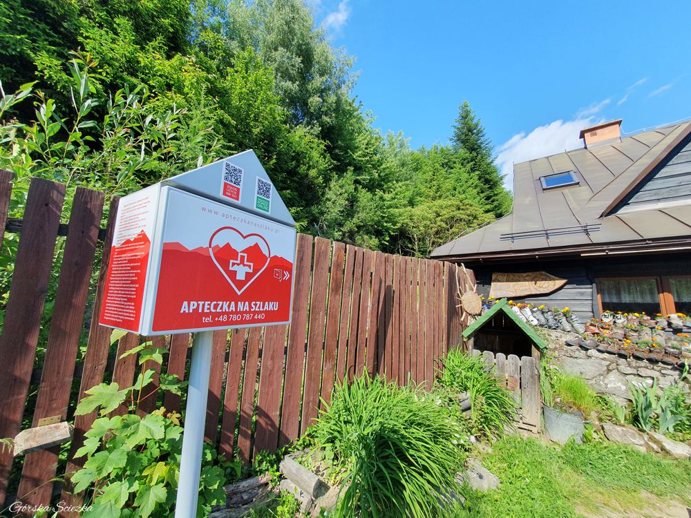 Bacówka PTTK pod Bereśnikiem: Przed Bacówką PTTK pod Bereśnikiem