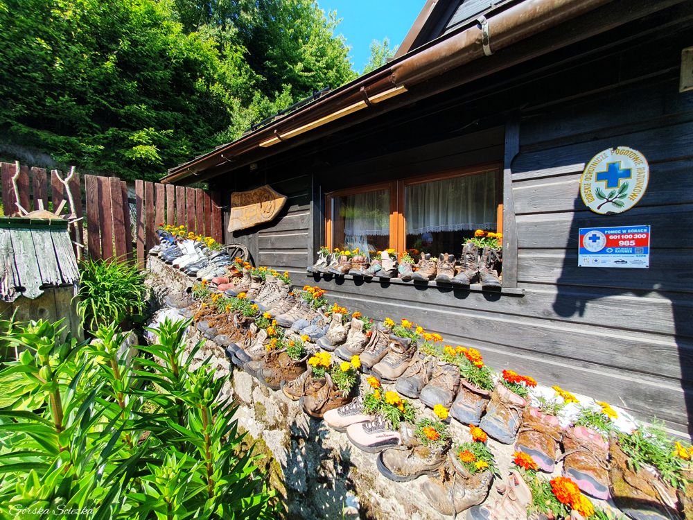 Bacówka PTTK pod Bereśnikiem: Przed Bacówką PTTK pod Bereśnikiem