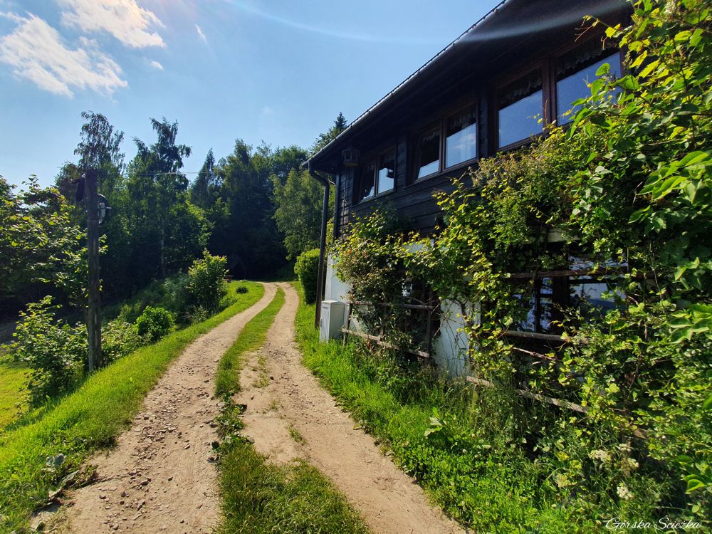 Bacówka PTTK pod Bereśnikiem: Szlak obok schroniska prowadzący na wodospad