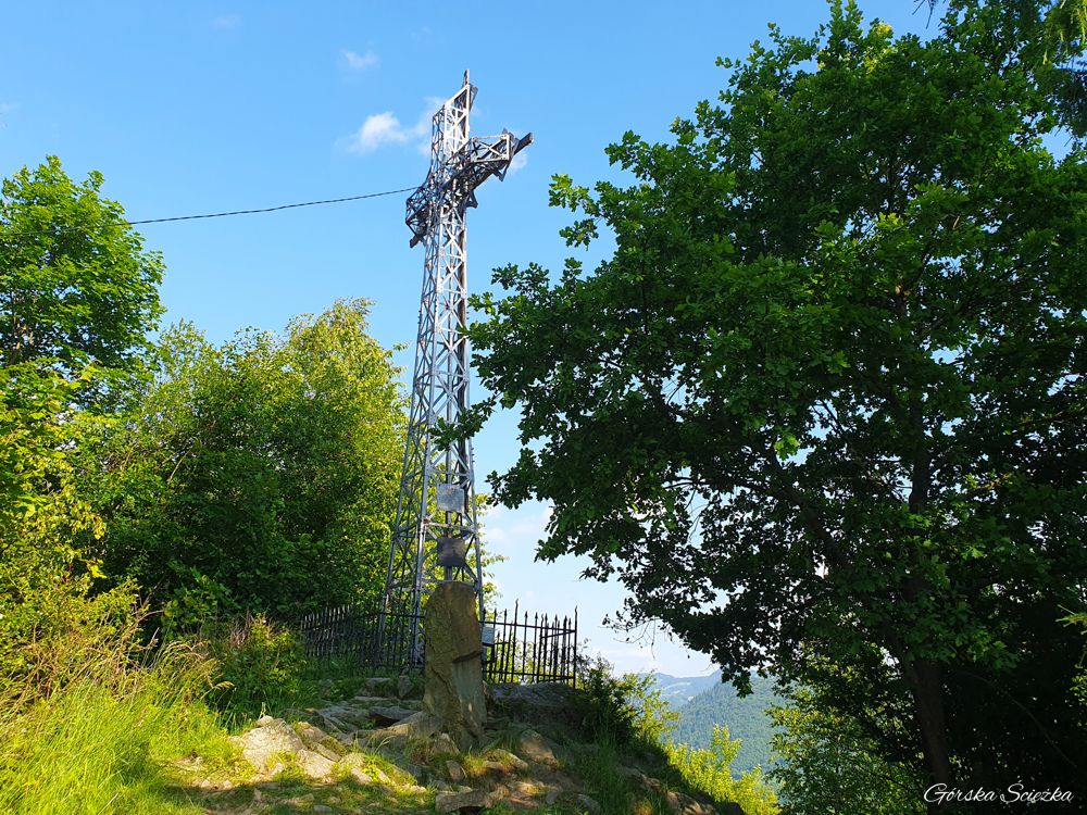 Bacówka PTTK pod Bereśnikiem: Metalowy krzyż przy Bryjarce