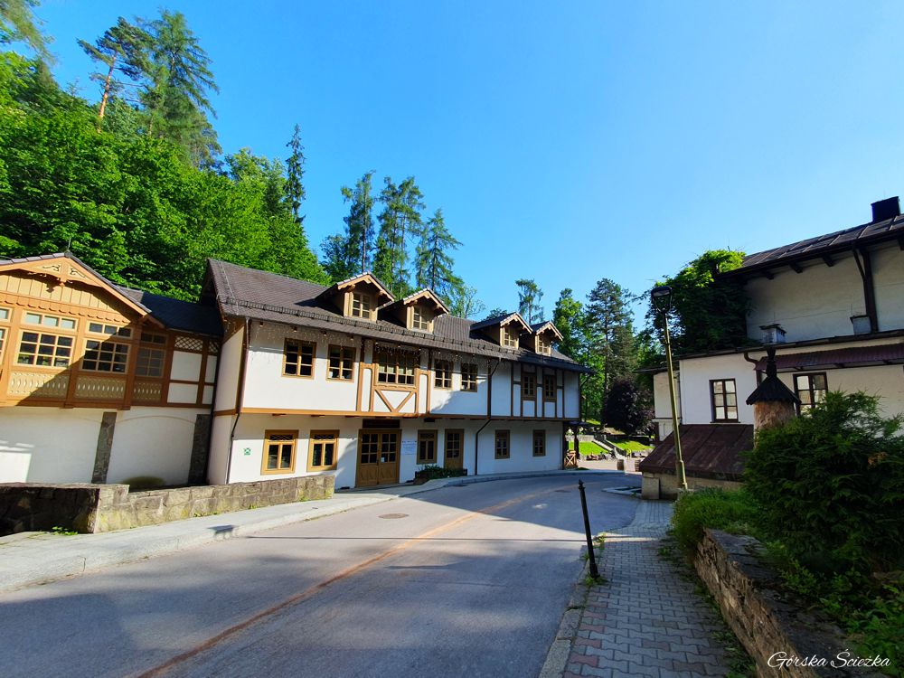 Bacówka PTTK pod Bereśnikiem: W okolicy Muzeum Uzdrowiska