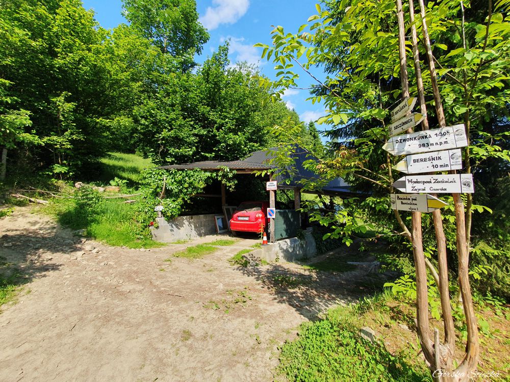 Bacówka PTTK pod Bereśnikiem: Kierunkowskaz przy Schronisku pod Bereśnikiem
