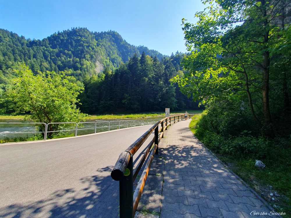 Szczawnica-Czerwony Klasztor: Ścieżka pieszo-rowerowa po przekroczeniu granicy