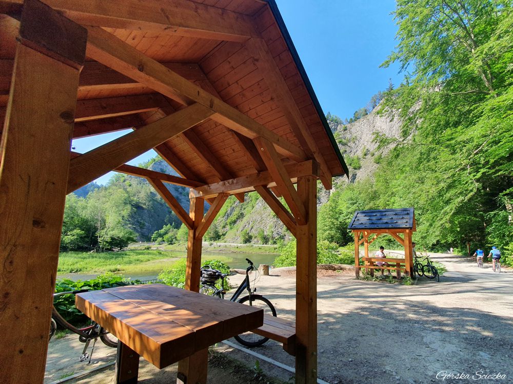 Szczawnica-Czerwony Klasztor: Jedna z wiat rowerowych na trasie