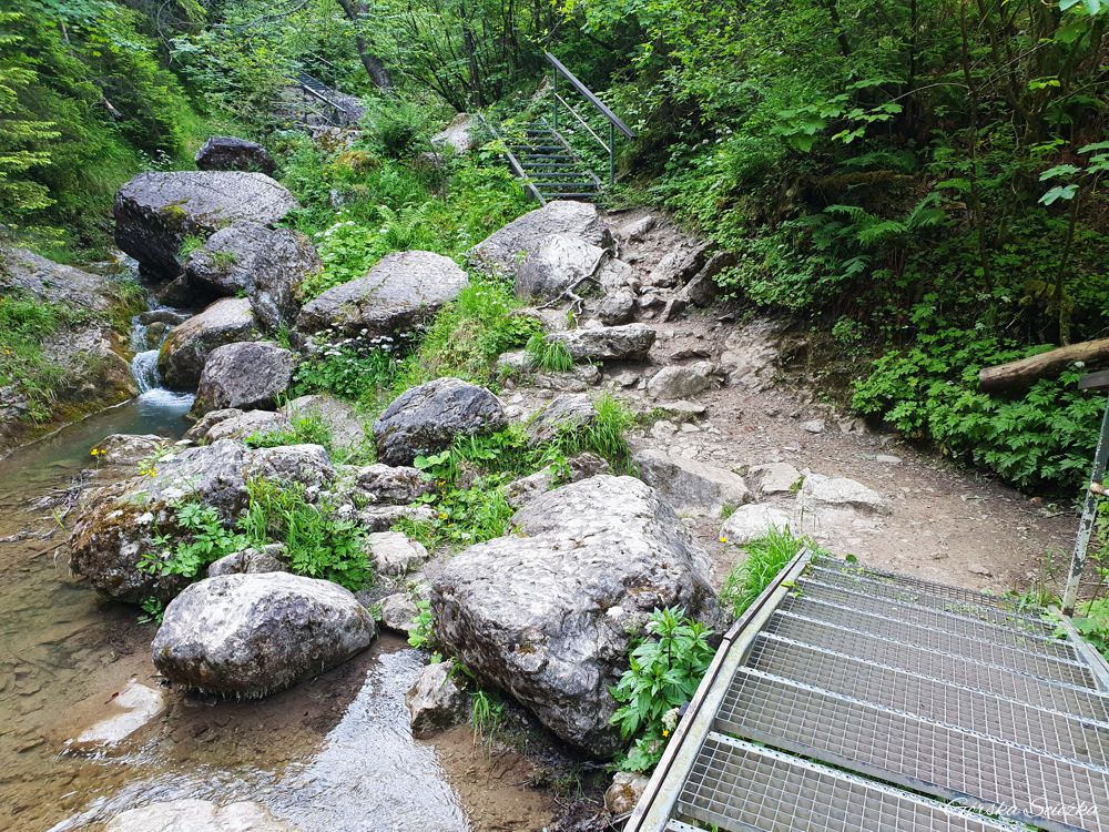 Metalowe schodki nad potokiem Kamionka