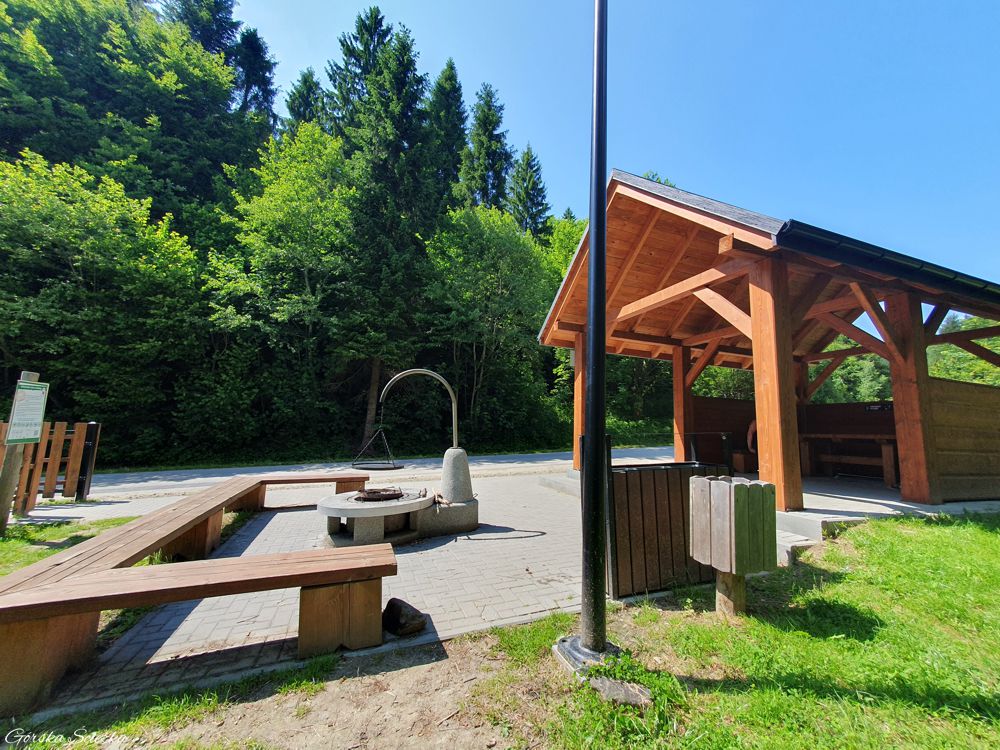 Wodospad Zaskalnik: Drewniana wiata wraz z paleniskiem obok wodospadu