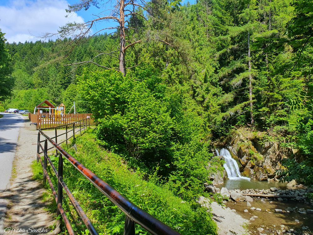 Wodospad Zaskalnik widoczny od ulicy