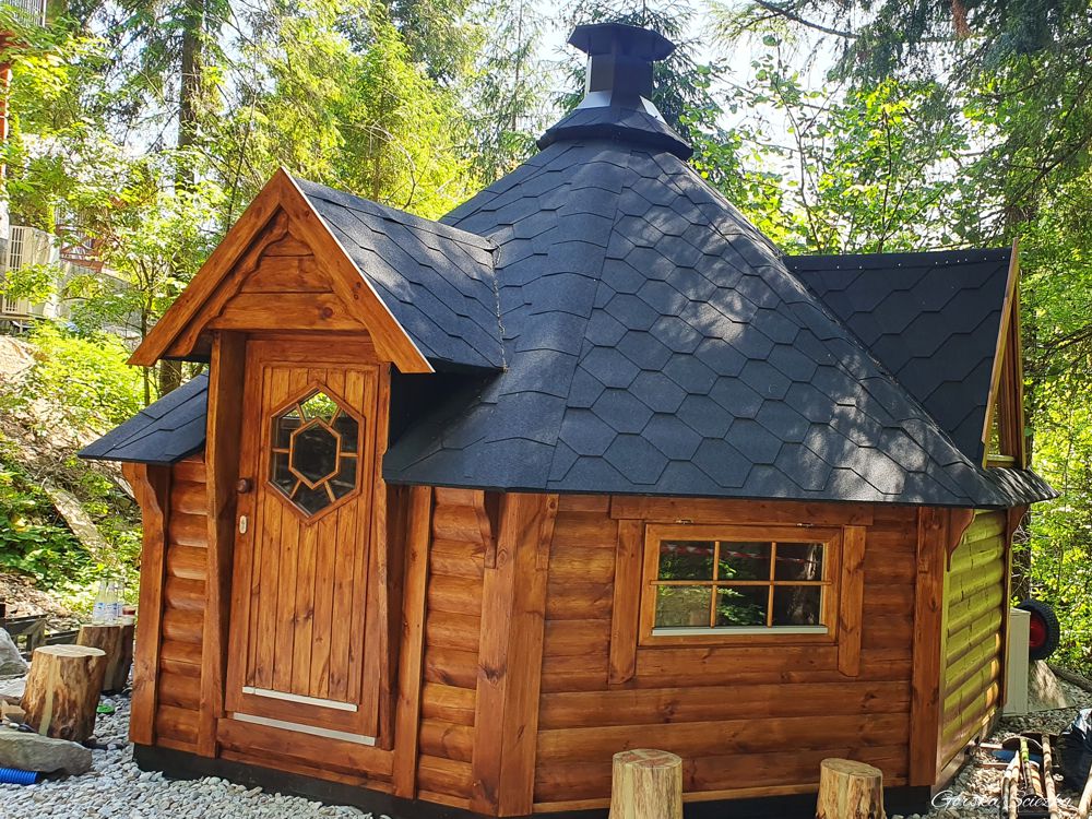 Wodospad Zaskalnik: Domek obok wodospadu w trakcie budowy