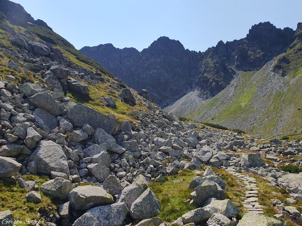 Przełęcz Krzyżne: Widok na Orlą Perć