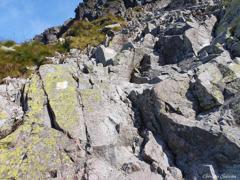 Przełęcz Krzyżne: Skalna ścianka