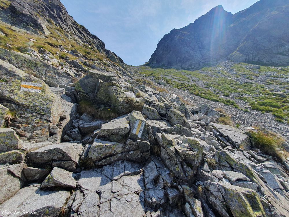 Przełęcz Krzyżne: Podejście skalną ścianką