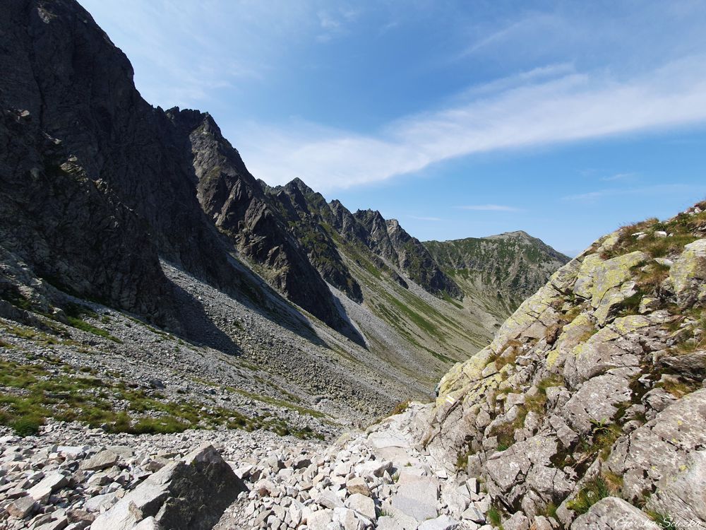 Przełęcz Krzyżne: Widok z podejścia na Przełęcz Krzyżne