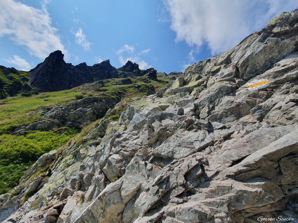 Przełęcz Krzyżne: Jedna ze skalnych ścianek